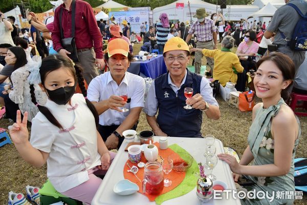 ▲南投茶博會千人茶會將延至15日舉行，圖為前縣長林明溱出席品茶。（圖／南投縣政府提供）