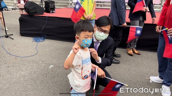 ▲陳其邁參加市府升旗之後，當場來了場粉絲拍照會             。（圖／記者吳奕靖攝）