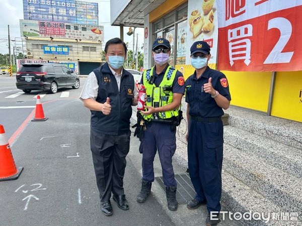 ▲屏東縣警局長劉印宮慰勉東港員警執勤辛勞             。（圖／記者陳崑福翻攝，下同）