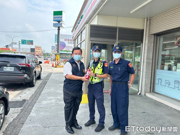 ▲屏東縣警局長劉印宮慰勉東港員警執勤辛勞             。（圖／記者陳崑福翻攝，下同）