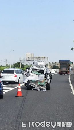 ▲國道1號北向315公里，10日上午9時33分許發生追撞車禍，大貨車疑未保持安全距離，追撞前方一部自小客車，造成68歲陳姓駕駛人等3人受傷送醫。（圖／記者林悅翻攝，下同）