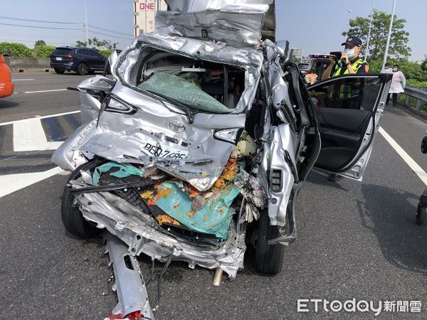 ▲國道1號北向315公里，10日上午9時33分許發生追撞車禍，大貨車疑未保持安全距離，追撞前方一部自小客車，造成68歲陳姓駕駛人等3人受傷送醫。（圖／記者林悅翻攝，下同）