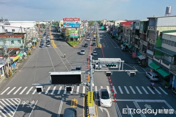 ▲枋寮警方疏導車流             。（圖／記者陳崑福翻攝，下同）