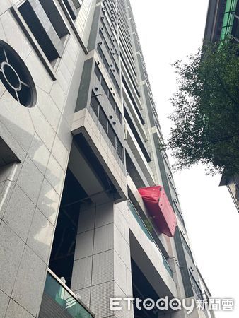 ▲▼消防人員在5樓架設氣墊，部分救護人員在文化路一段社區1樓待命             。（圖／記者陳以昇翻攝）