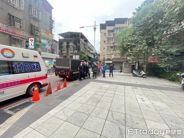 ▲▼消防人員在5樓架設氣墊，部分救護人員在文化路一段社區1樓待命             。（圖／記者陳以昇翻攝）