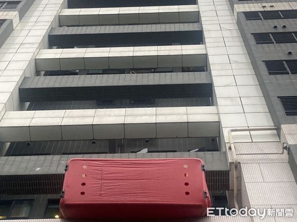 ▲▼消防人員在5樓架設氣墊，部分救護人員在文化路一段社區1樓待命             。（圖／記者陳以昇翻攝）