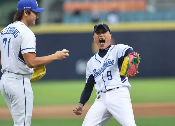 ▲黃宣為富邦悍將開球。（圖／富邦悍將提供）