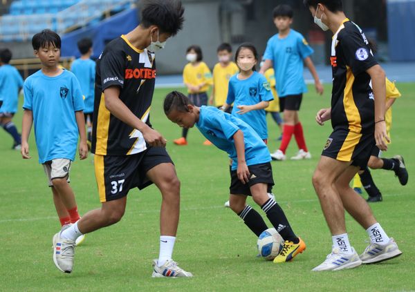 ▲小球員們與台北競技隊員對抗的趣味足球賽。（圖／陳信安足球學校提供）