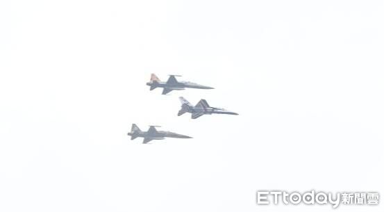 ▼勇鷹高教機、F-5E戰機國慶衝場。（圖／記者黃克翔攝）