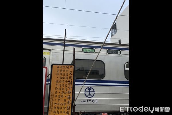 ▲▼台鐵3707次區間車今(11日)上午7時01分於台南=保安間東正線榮譽路平交道發生死亡事故。（圖／民眾提供）