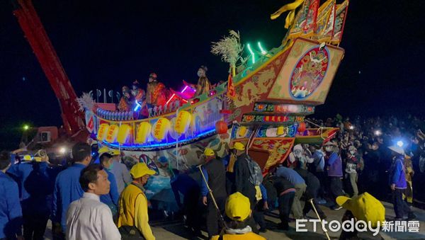 ▲▼今天凌晨1點30分左右，通霄白沙屯五雲宮燒王船祭正式點炮火祭，為期一周的王船醮也圓滿劃下句點。。（圖／記者蔡文淵翻攝）