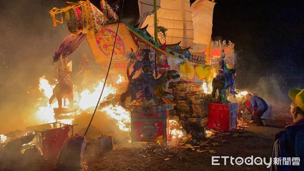 ▲▼今天凌晨1點30分左右，通霄白沙屯五雲宮燒王船祭正式點炮火祭，為期一周的王船醮也圓滿劃下句點。。（圖／記者蔡文淵翻攝）