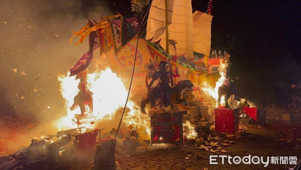 ▲▼今天凌晨1點30分左右，通霄白沙屯五雲宮燒王船祭正式點炮火祭，為期一周的王船醮也圓滿劃下句點。。（圖／記者蔡文淵翻攝）