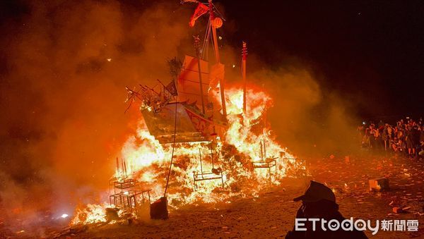 ▲▼今天凌晨1點30分左右，通霄白沙屯五雲宮燒王船祭正式點炮火祭，為期一周的王船醮也圓滿劃下句點。。（圖／記者蔡文淵翻攝）