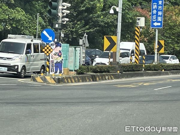 ▲里港警分局「Q版警察人形立牌」危險路口站崗             。（圖／記者陳崑福翻攝，下同）