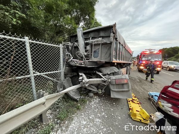 ▲▼新北台64線砂石車自撞護欄。（圖／記者陳以昇翻攝）