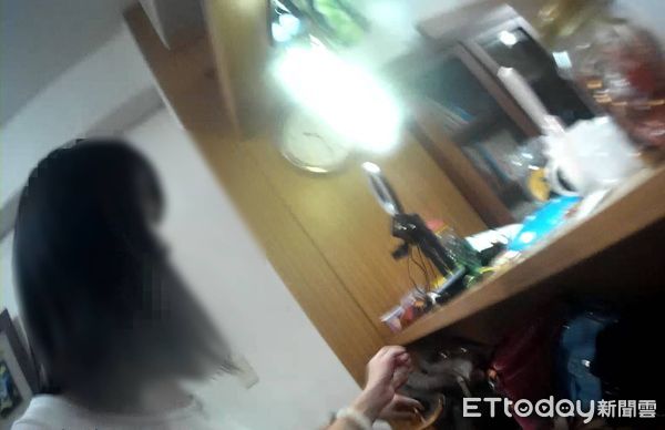 ▲王姓女子誤皮夾放入要寄給大陸經商的丈夫物品之紙箱，在尋不著下誤以為失竊，經警方提醒才猛然想起尋獲，結束一場虛驚。（圖／記者林悅翻攝，下同）