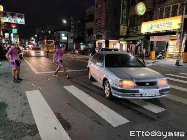 ▲東港警分局林邊分駐所副所長林文欽、警員陳龍憲、陳永霖協助賴女將自小客移到安全地點             。（圖／記者陳崑福翻攝，下同）