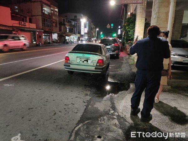 ▲東港警分局林邊分駐所副所長林文欽、警員陳龍憲、陳永霖協助賴女將自小客移到安全地點             。（圖／記者陳崑福翻攝，下同）