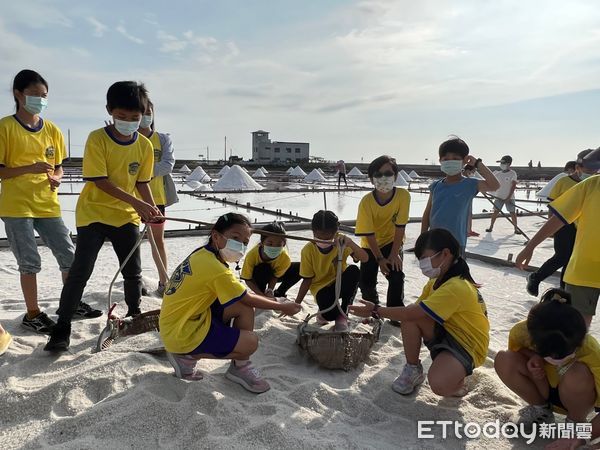 ▲南大附小彩虹斑馬志工隊推出「醬油」專題探究課程，師生一行人到雲林西螺參觀醬油觀光工廠瞭解醬油製作過程，並向當地醬油商行進行訪談，師生收獲滿滿。（圖／記者林悅攝，下同）