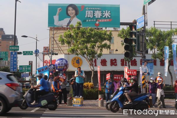 ▲蘇清泉在屏東市自由路與復興路拜票，爭取支持            。（圖／蘇清泉服務處提供，下同）