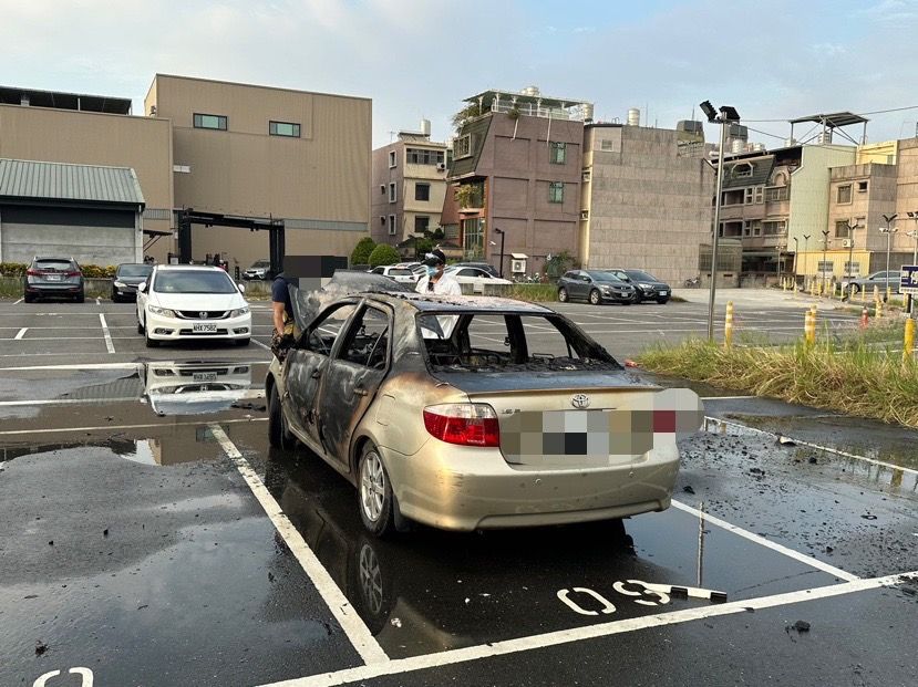 ▲▼一家三口火鍋店用餐…車才停好瞬間冒煙陷火海。（圖／記者許展溢翻攝）