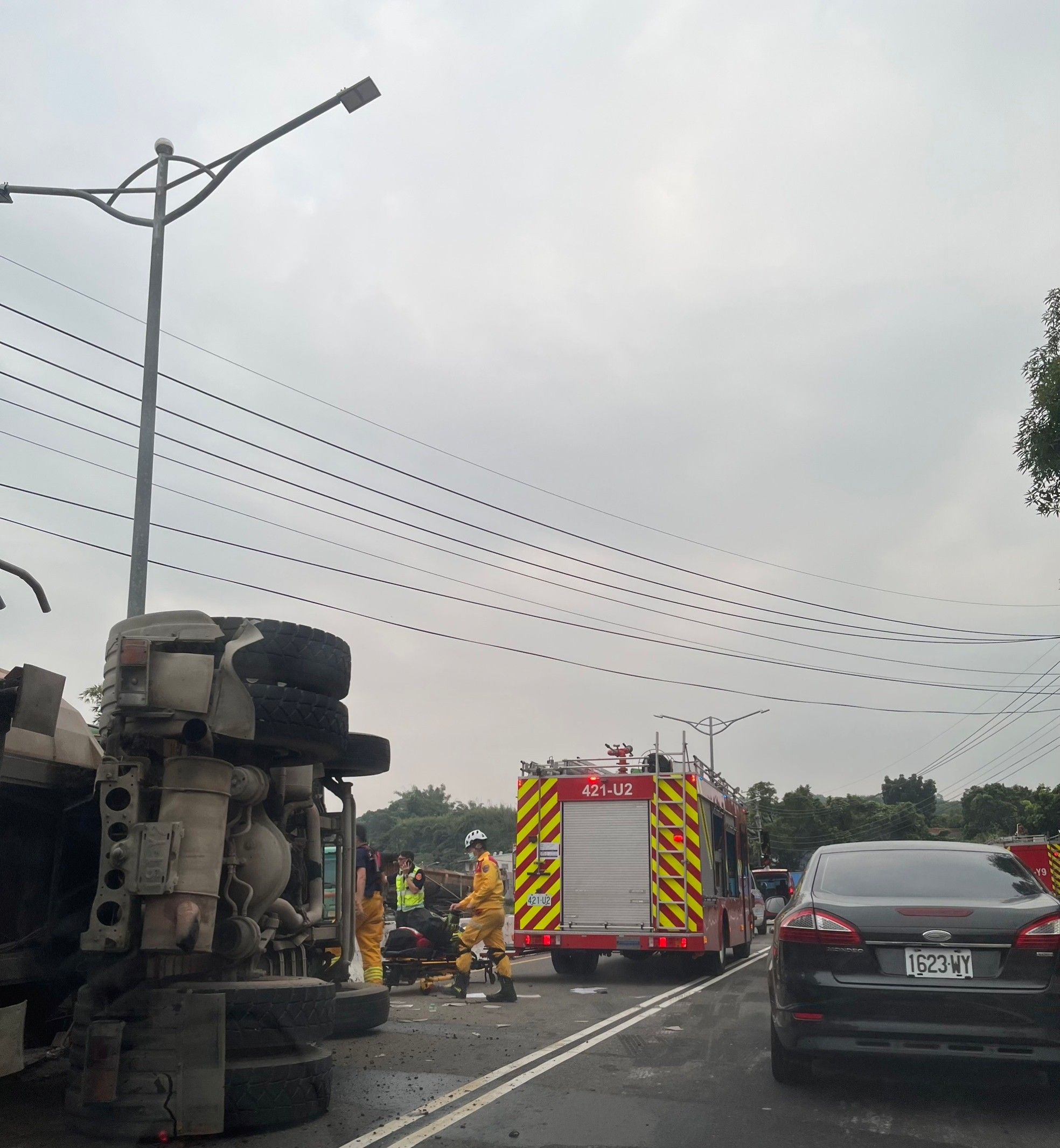 ▲▼高雄市燕巢區深水路大貨車翻覆。（圖／翻攝記者爆料網）