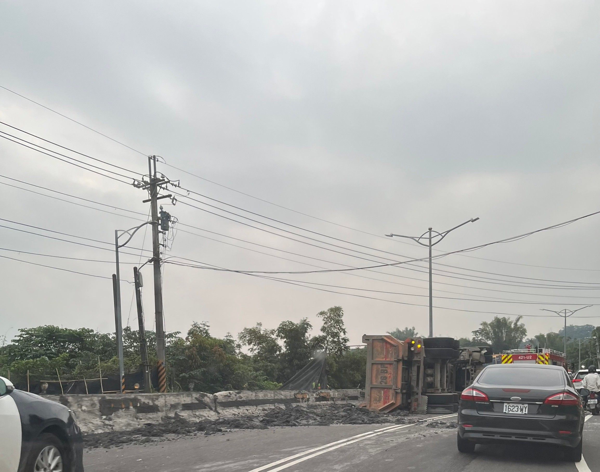 ▲▼高雄市燕巢區深水路大貨車翻覆。（圖／翻攝記者爆料網）