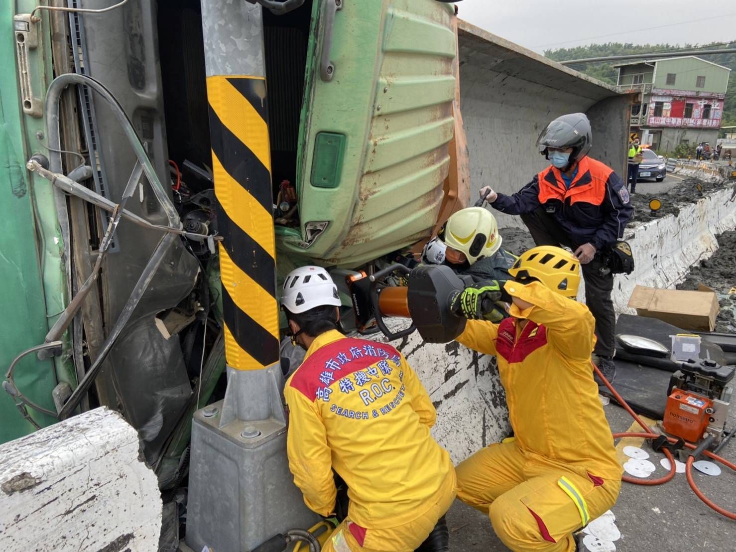 ▲▼高雄燕巢砂石車側翻躺路中！泥漿噴滿地　駕駛受困。（圖／民眾提供）