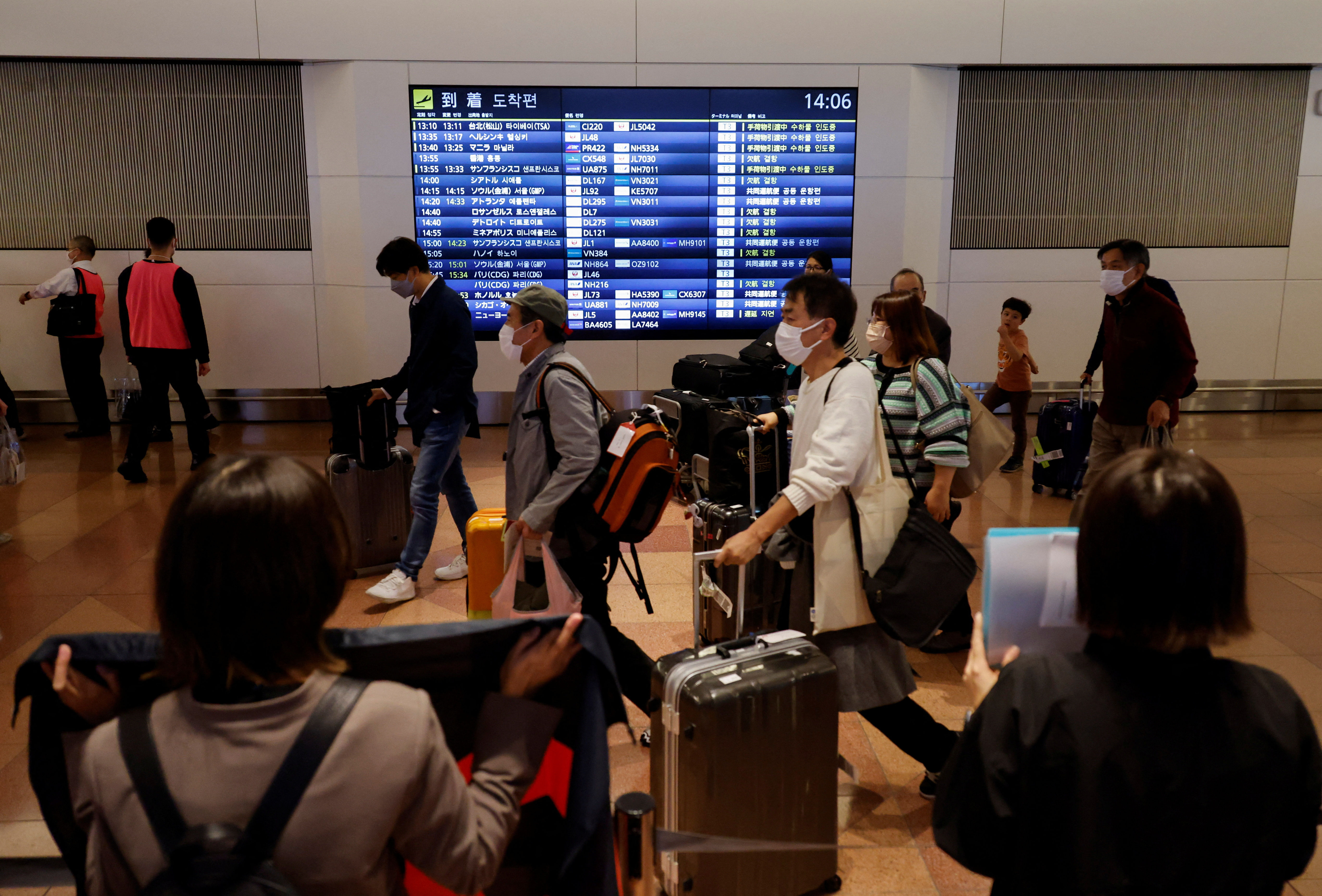 ▲▼觀光客在日本開放免遷入境旅遊首日踏上東京羽田機場。（圖／路透）