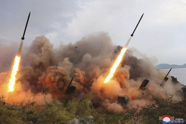 ▲▼北韓進行多管火箭砲試射的畫面。（圖／達志影像／美聯社）