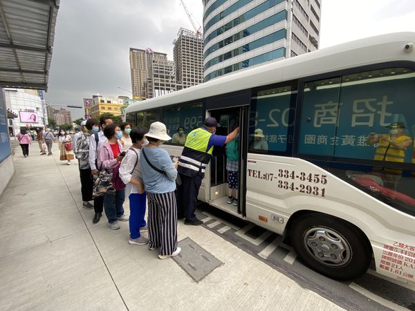 ▲▼高雄最美輕軌段試營運出包，無預警停駛！45旅客被請下車，改採公車接駁。（圖／高捷提供）