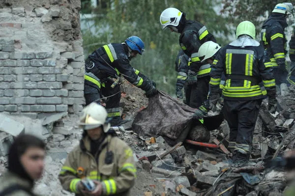 ▲▼俄羅斯10日對烏克蘭發射超過80枚飛彈，札波羅熱地區救難人員從廢墟中找到一名罹難者。（圖／路透）