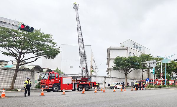 ▲桃園市龜山區長壽路一家紡織工廠今（11）日上午近10時許廠區發生大火，消防人員雲梯車架設水線灌救。（圖／翻攝自臉書《龜山生活通》）