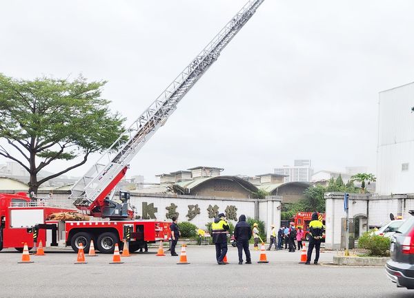 ▲桃園市龜山區長壽路一家紡織工廠今（11）日上午發生大火，消防雲梯車架設水線灌救。（圖／翻攝自臉書《龜山生活通》）