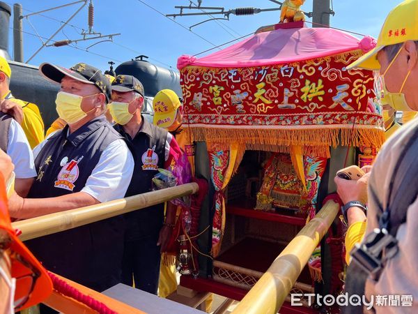 ▲▼台鐵海線通車百年，媽祖首搭蒸汽火車出巡。（圖／台鐵局提供）