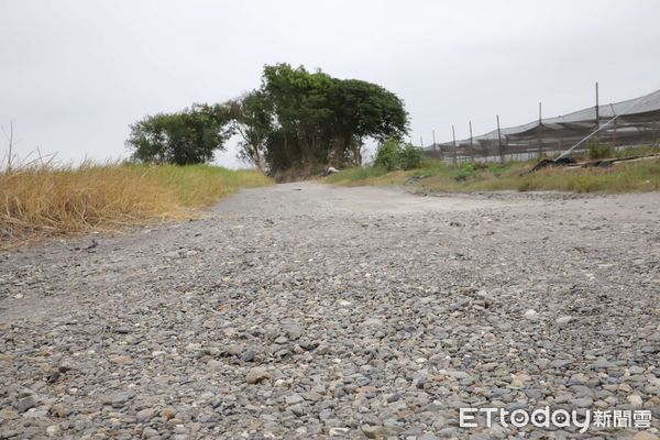 ▲二崙鄉濁水溪南岸河床便道，因豪雨沖刷及農機具輾壓，導致路面沉陷、崎嶇不平，嚴重影響農民出入安全。（圖／記者蔡佩旻翻攝）