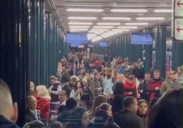 ▲▼基輔民眾平靜、有秩序的在地鐵站內躲避空襲，未現恐慌情緒。（圖／翻攝自推特）