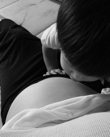 ▲廖曉喬甜蜜曬兒子親吻孕肚的照片：「你一定會是個很棒的大哥哥。」（圖／翻攝自Instagram／Michelle Bridgette Liao）