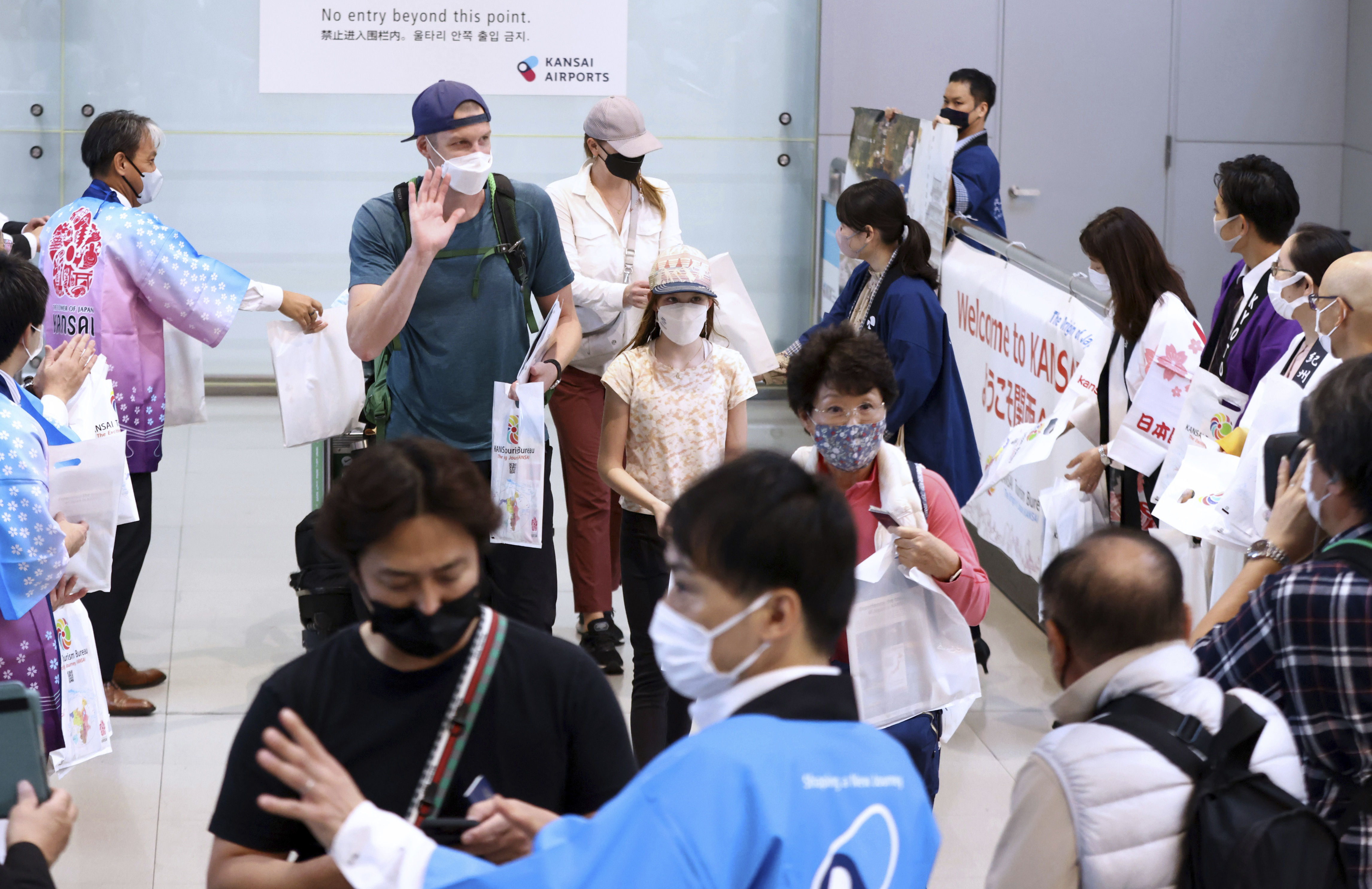 ▲▼日本解封首日，外國旅客擠爆機場。（圖／達志影像／美聯社）