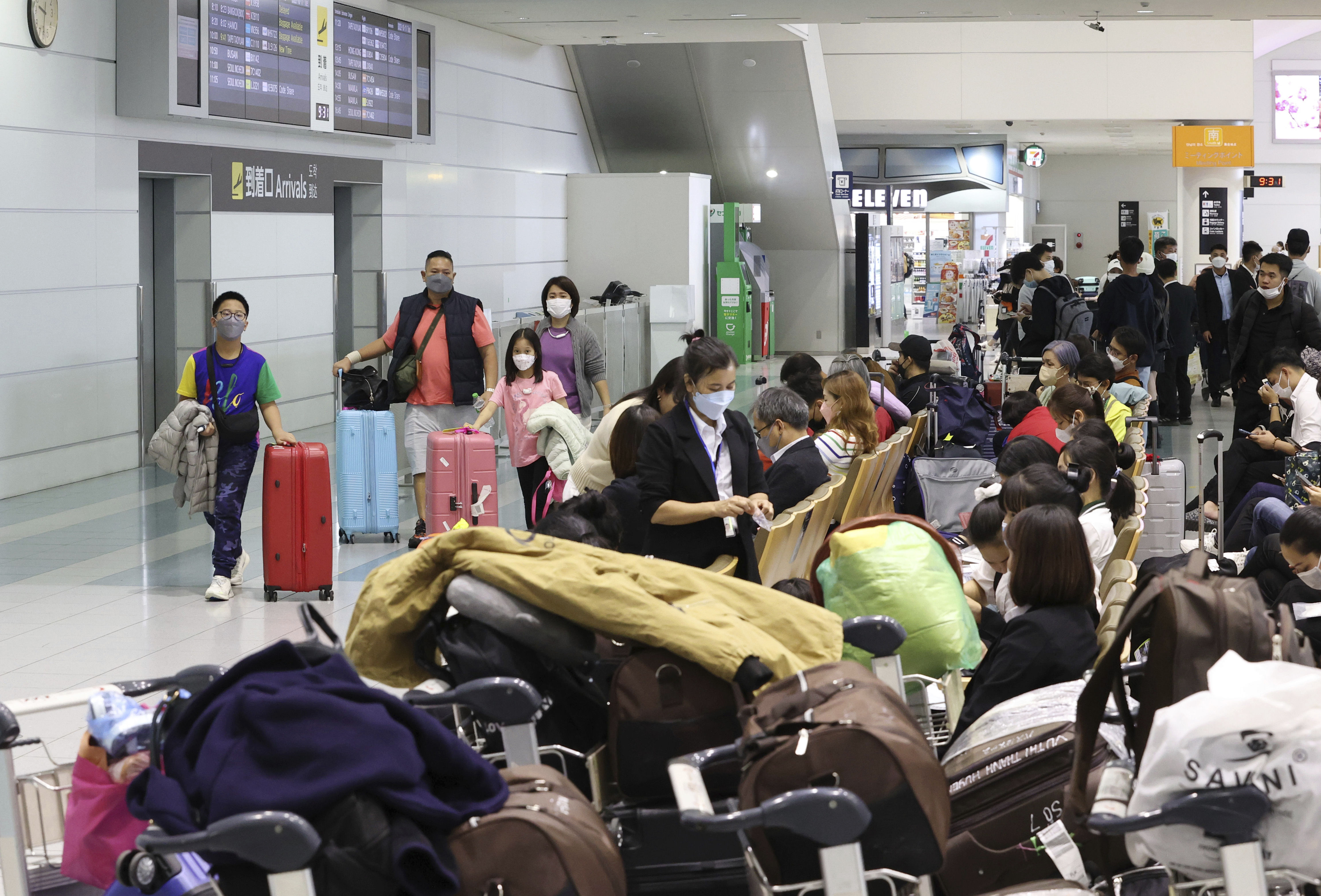 ▲▼日本解封首日，外國旅客擠爆機場。（圖／達志影像／美聯社）