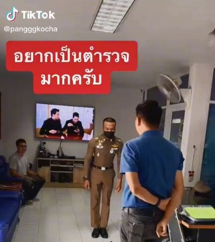 ▲▼泰國男子冒充警察被抓包。（圖／翻攝自tiktok@pangggkocha）