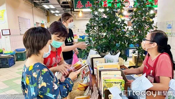 ▲新北市圖「菜市仔」精神食糧快閃書攤 泰山分館推廣食育觀念。（圖／新北市立圖書館提供）