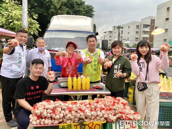 ▲高雄市民進黨鳳山參選人蘇致榮跟無黨籍的黃捷一銅拜票             。（圖／記者吳奕靖翻攝）