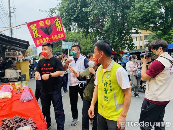 ▲高雄市民進黨鳳山參選人蘇致榮跟無黨籍的黃捷一銅拜票             。（圖／記者吳奕靖翻攝）