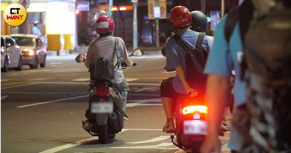 莊雨潔和徐仁彥各騎各的機車離去。（圖／本刊攝影組）