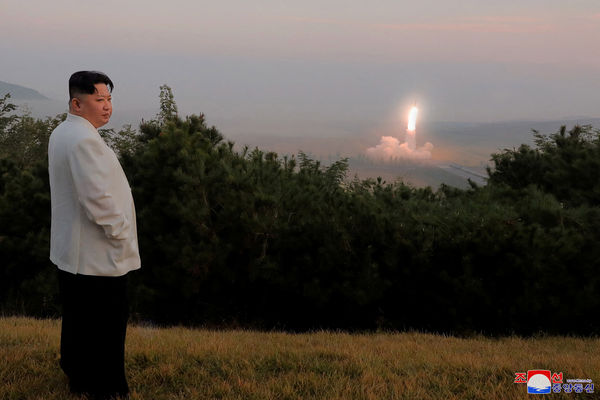 ▲▼北韓領導人金正恩視察飛彈試射。（圖／路透）