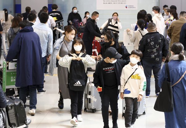 ▲▼日本解封首日，外國旅客擠爆機場。（圖／達志影像／美聯社）