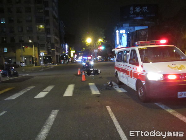 ▲▼台中一輛救護車遭騎士撞上，騎士手肘開放性骨折。（圖／記者許權毅翻攝）