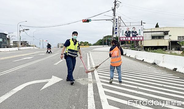 ▲大園警分局埔心派出所員警今（12）日清晨巡邏時，發現中正東路上有大批塑膠顆粒散落地面，因擔心危及行車安全，立即通知清潔隊人員協助清理。（圖／記者沈繼昌翻攝）